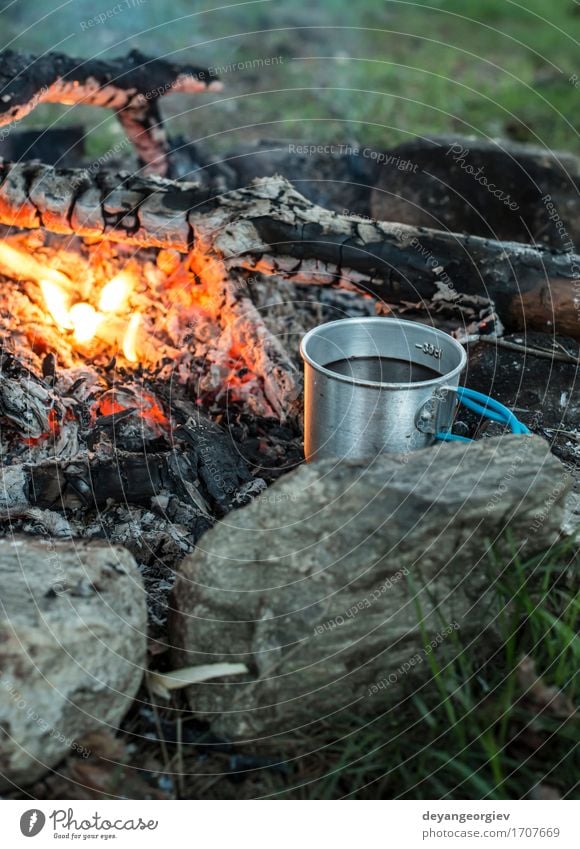 Kaffee am Lagerfeuer machen Tee Topf Ferien & Urlaub & Reisen Abenteuer Camping Sommer Natur Wald Metall Stahl alt heiß natürlich schwarz Feuer Feuerstelle