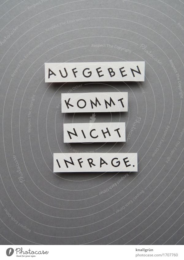 AUFGEBEN KOMMT NICHT INFRAGE. Schriftzeichen Schilder & Markierungen Kommunizieren eckig Klischee grau schwarz weiß Gefühle Stimmung selbstbewußt Erfolg Kraft