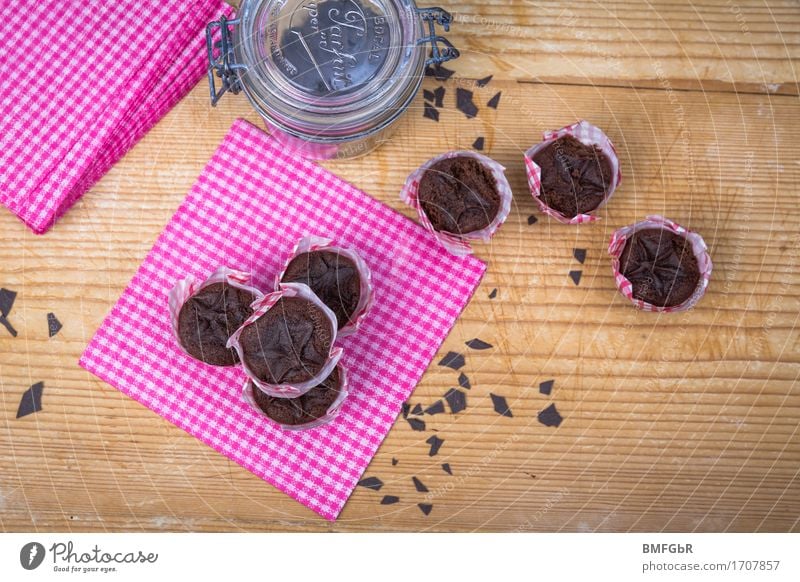 Kleine Muffin Bescherung Lebensmittel Teigwaren Backwaren Dessert Süßwaren Schokolade Schokoladenmuffin Ernährung Frühstück Kaffeetrinken Büffet Brunch Glas