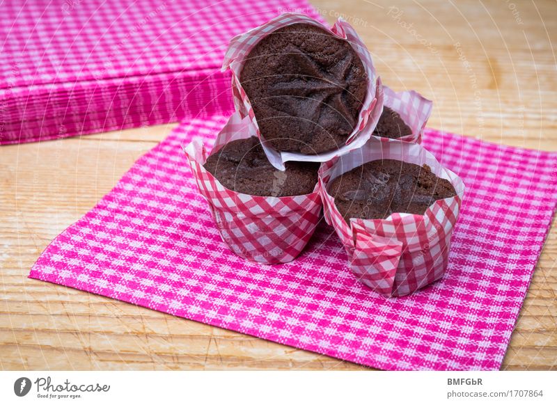 Süße, kleine Schokomuffins Lebensmittel Teigwaren Backwaren Dessert Süßwaren Schokolade Ernährung Frühstück Kaffeetrinken Büffet Brunch Festessen Fingerfood