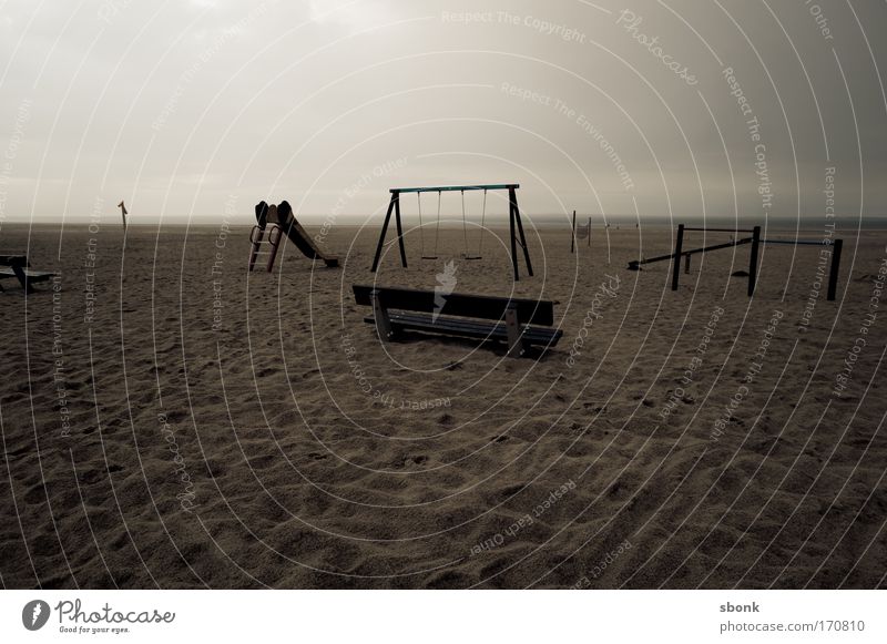 speeltuin Außenaufnahme Menschenleer Abend Dämmerung Strand Meer Kindergarten Spielplatz Spielzeug Spielen alt trist desolat dunkel Schaukel Rutsche Bank Sand