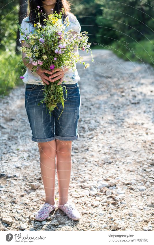 Frauengriffblumenstrauß von Wildflowers schön Sommer Garten Gartenarbeit Mädchen Erwachsene Natur Pflanze Blume Gras Wiese Kleid Behaarung Blumenstrauß niedlich