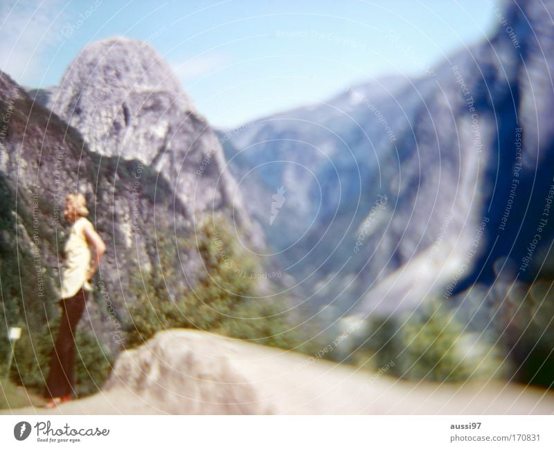 Point of return Schwarzweißfoto Außenaufnahme Unschärfe Totale Wegsehen Frau Erwachsene 1 Mensch Landschaft Felsen Alpen Berge u. Gebirge Langeweile Aussicht