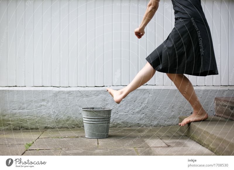 In die Tonne treten Lifestyle Freizeit & Hobby Frau Erwachsene Leben Körper Arme Beine Frauenbein 1 Mensch Mauer Wand Treppe Terrasse Kleid Eimer Zinkung Wut