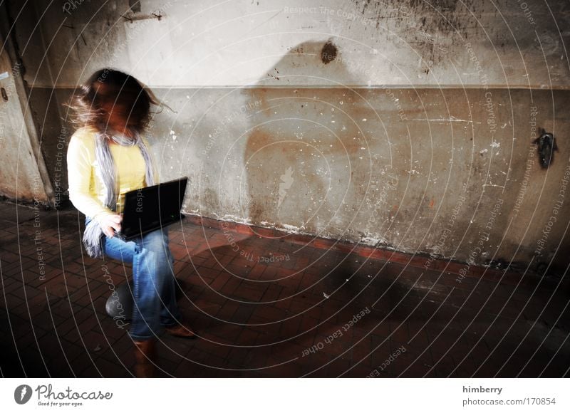 underground surfer Farbfoto Gedeckte Farben mehrfarbig Innenaufnahme Textfreiraum rechts Textfreiraum oben Textfreiraum unten Starke Tiefenschärfe