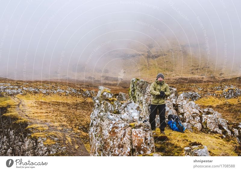 Walking at the Quiraing Ferien & Urlaub & Reisen Tourismus Abenteuer Expedition Berge u. Gebirge wandern Mensch maskulin Mann Erwachsene Freundschaft 1