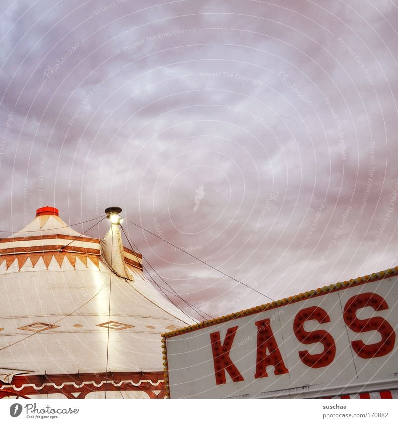 KASS .. Farbfoto Außenaufnahme Detailaufnahme Textfreiraum oben Dämmerung Zirkus zelt Show Dach bezahlen eintritt Himmel Wolken darbietung vorführung kasse