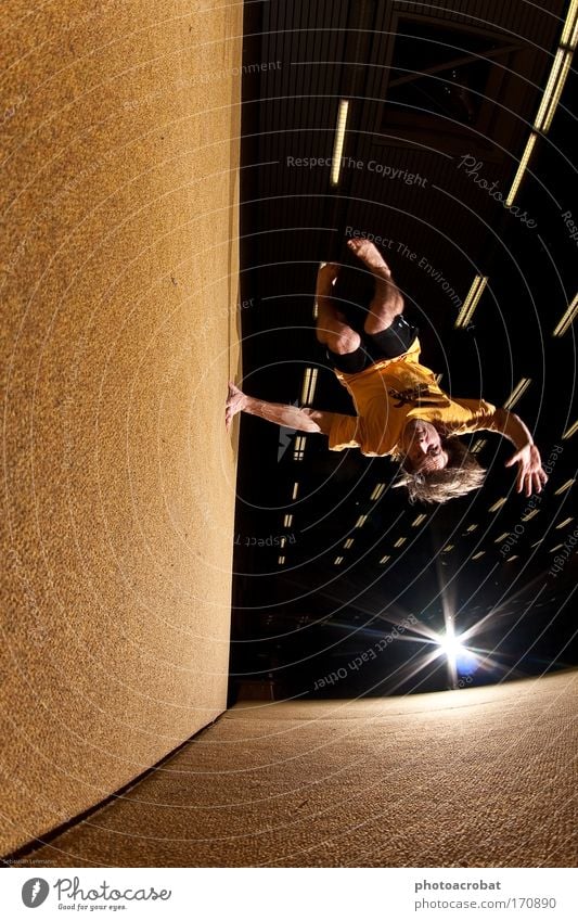 Wallspin Farbfoto Blitzlichtaufnahme Fischauge Stil Sport Le Parkour Freerunning Trendsport Bewegung drehen fliegen frei Unendlichkeit selbstbewußt Leben