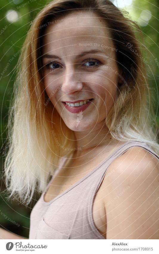 angelächelt Freude schön Wohlgefühl Ausflug wandern Junge Frau Jugendliche Gesicht Grübchen 18-30 Jahre Erwachsene Natur Wald Hemd blond langhaarig Lächeln