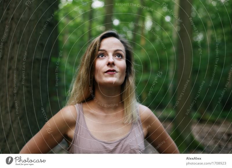 hochwärts Ausflug Abenteuer wandern Junge Frau Jugendliche Gesicht 18-30 Jahre Erwachsene Natur Schönes Wetter Baum Wald Hemd blond langhaarig beobachten Blick