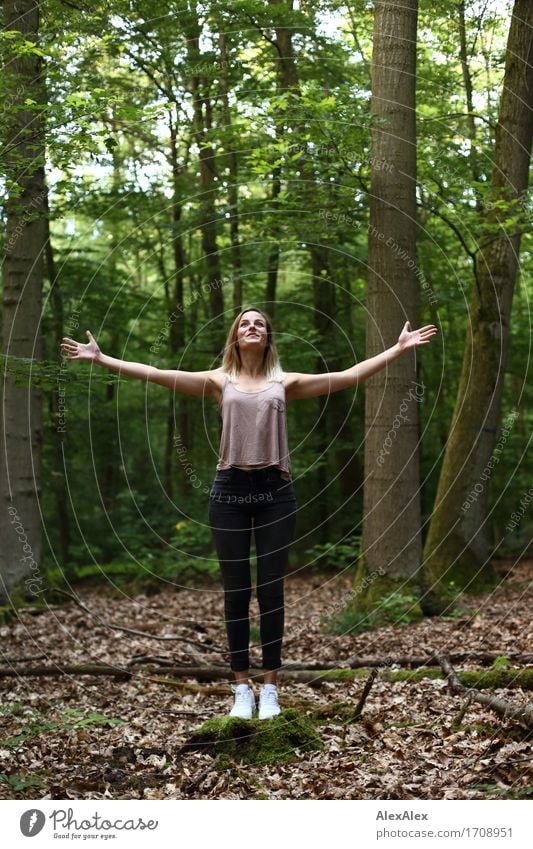 Karma Leben harmonisch Meditation Junge Frau Jugendliche 18-30 Jahre Erwachsene Natur Schönes Wetter Baum Wald Jeanshose Top Turnschuh blond langhaarig Gebet