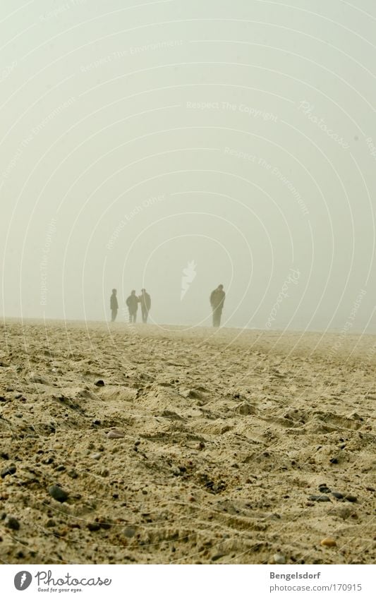 Es kam eine Stille Gedeckte Farben Außenaufnahme Textfreiraum oben Ferien & Urlaub & Reisen Ausflug Ferne Freiheit Strand Meer 4 Mensch Sand Wind Sturm Nebel