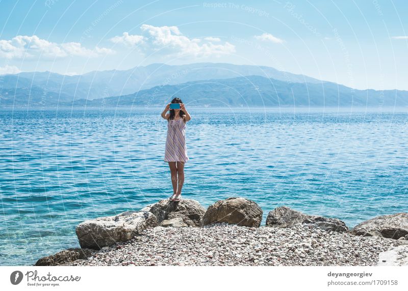 Frau, die Fotos mit Smartphone auf dem Strand macht Lifestyle Freude Glück schön Ferien & Urlaub & Reisen Tourismus Sommer Meer Telefon PDA Fotokamera