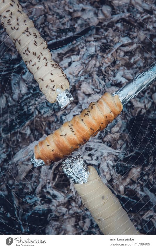 stockbrot feuerstelle mit glut Lebensmittel Getreide Teigwaren Backwaren Brot Ernährung Essen Picknick Bioprodukte Vegetarische Ernährung Slowfood