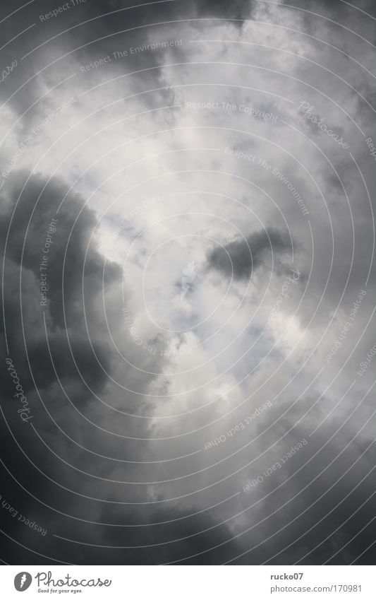 Es graut so grau Farbfoto Außenaufnahme Menschenleer Tag Zentralperspektive nur Himmel Wolken Gewitterwolken Klima Wetter schlechtes Wetter Unwetter Regen