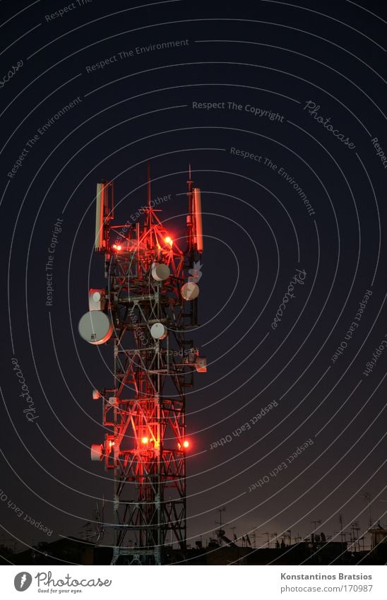 RADIO REDLIGHT Farbfoto Außenaufnahme Menschenleer Textfreiraum rechts Textfreiraum oben Hintergrund neutral Nacht Lichterscheinung Langzeitbelichtung