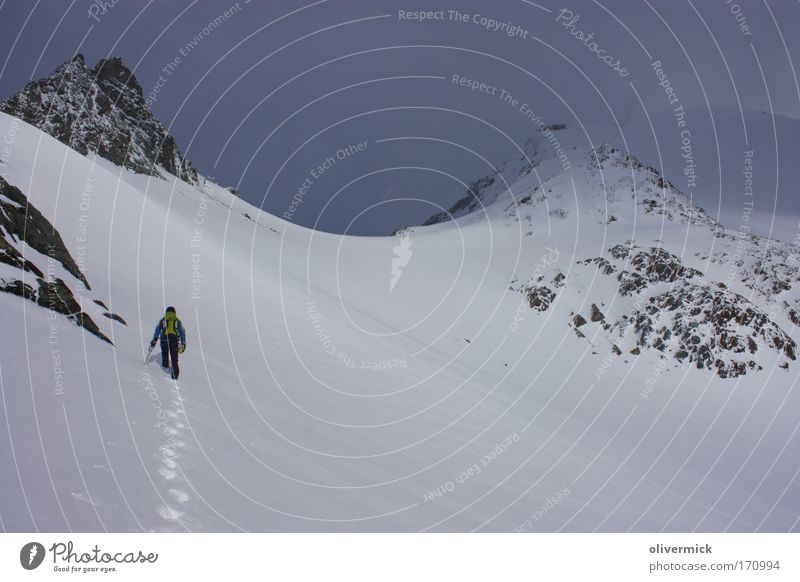 gewitter Farbfoto Außenaufnahme Freizeit & Hobby Expedition Schnee Berge u. Gebirge Sport Klettern Bergsteigen wandern 1 Mensch Umwelt Natur Landschaft Wolken