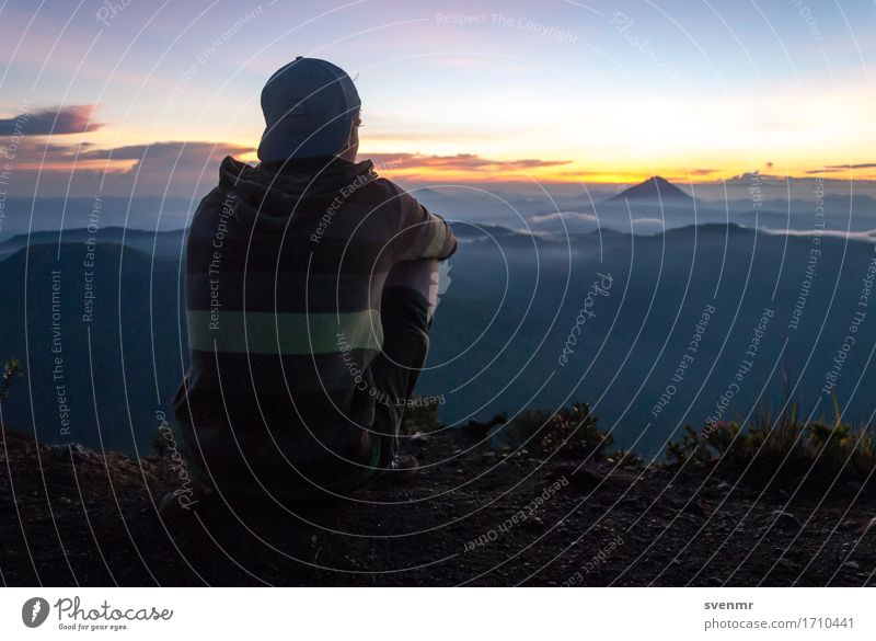 a place to think Mann Erwachsene 1 Mensch Natur Himmel Wolken Nebel Berge u. Gebirge Vulkan genießen Traurigkeit wandern warten Ferne Unendlichkeit Stimmung