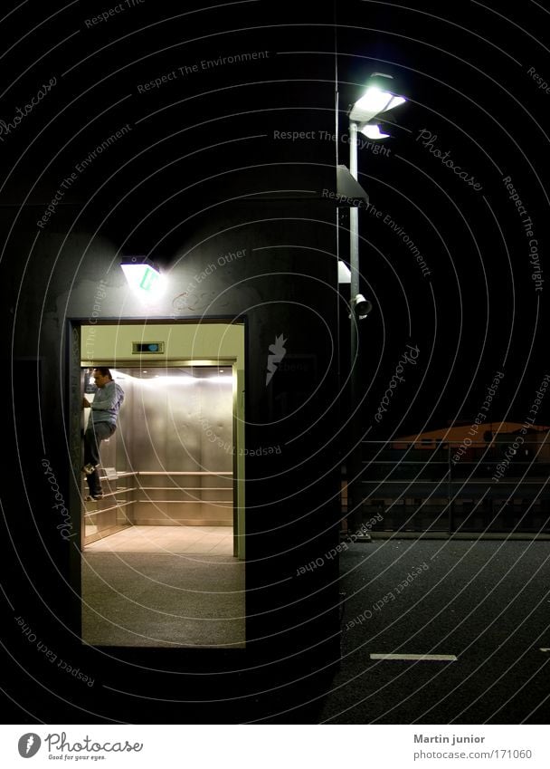 Fahrstuhl-Climbing Farbfoto mehrfarbig Außenaufnahme Makroaufnahme Textfreiraum oben Nacht Licht Zentralperspektive Ganzkörperaufnahme Blick nach vorn Klettern