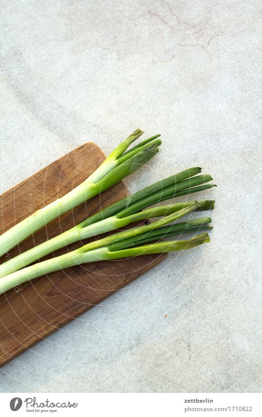 Allium Ampeloprasum Porree Ernte Garten Rohkost Salat Salatbeilage Schneidebrett schneiden Vegane Ernährung Vegetarische Ernährung Vitamin Zwiebel biologisch