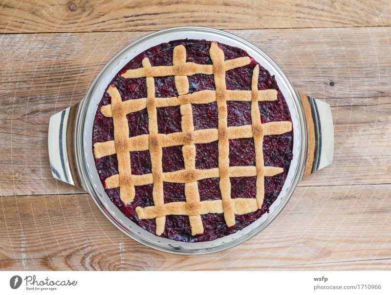 Gitterkuchen mit Waldbeeren auf Holzbrett rustikal Kuchen Dessert süß Backwaren backen Beeren Biskuit süßes Holztisch Landhaus Blaubeeren Wildbeere