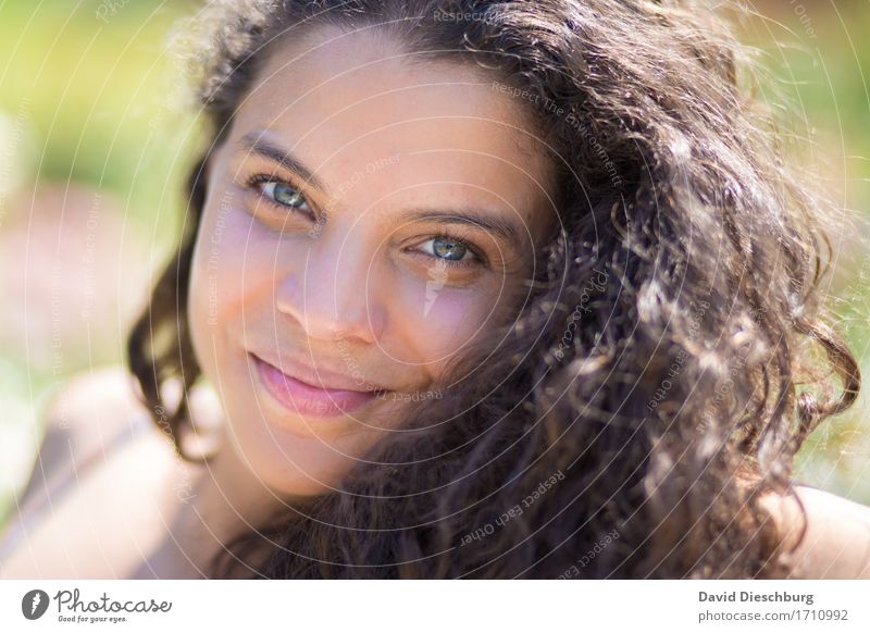 Wohlfühlmoment Erholung ruhig feminin Kopf Haare & Frisuren Gesicht Auge Nase Mund Lippen 1 Mensch 18-30 Jahre Jugendliche Erwachsene Frühling Sommer Herbst