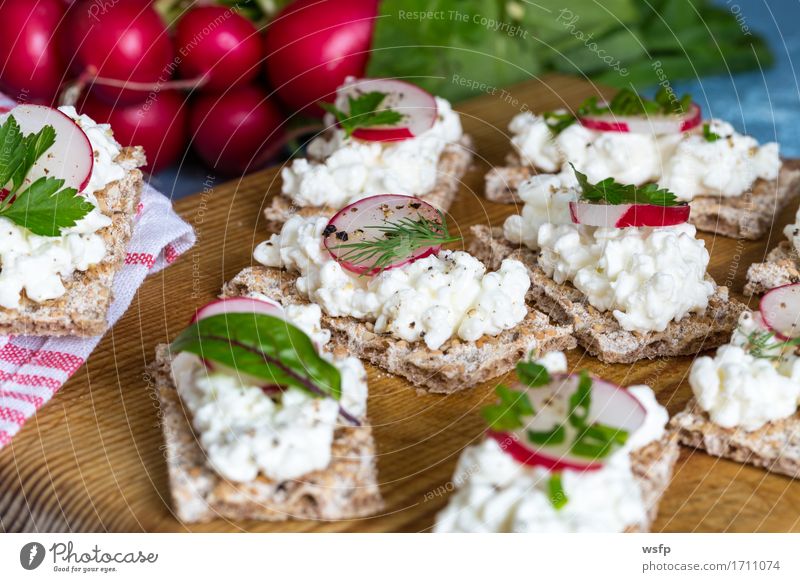 Knäckebrot mit Hüttenkäse Radieschen und Kräutern Kräuter & Gewürze Holz blau Schnittlauch Dill Petersilie rote bete blätter Holzbrett Snack gesunder snack