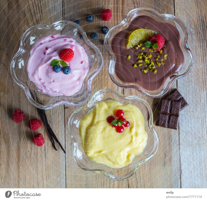 Dessert Variation Schokoladencreme Himbeercreme Vanillecreme Holz süß Schokopudding Himbeerpudding Vanillepudding Pudding Schokoladen pudding Nussnugatcreme