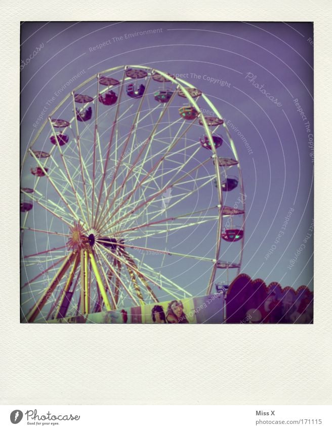 radfahren mehrfarbig Außenaufnahme Ausflug Veranstaltung Feste & Feiern Jahrmarkt Freude Freizeit & Hobby Riesenrad Marktstand Himmel polaroid - artig