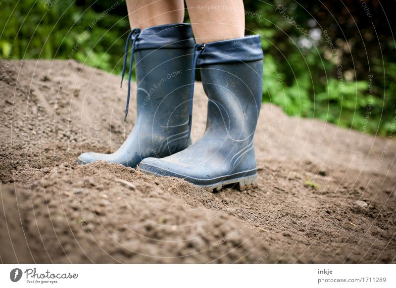 Gummistiefel (Nr zu groß) Lifestyle Stil Freizeit & Hobby Gartenarbeit Leben Fuß 1 Mensch Erde Sommer Schönes Wetter Feld stehen blau Farbfoto Außenaufnahme