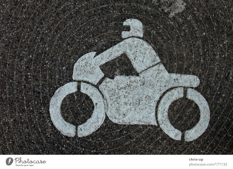 Motorrad auf Asphalt Farbfoto Gedeckte Farben Außenaufnahme Detailaufnahme abstrakt Muster Strukturen & Formen Menschenleer Hintergrund neutral Vogelperspektive