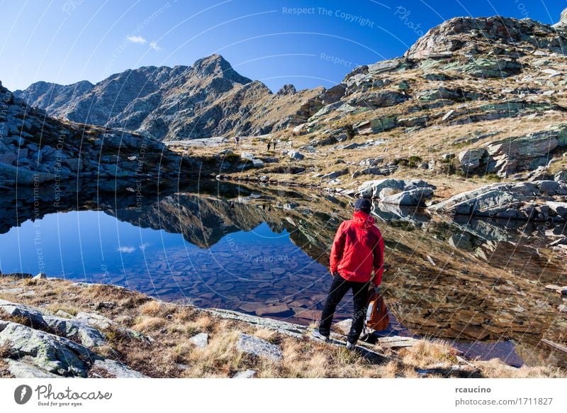 Männlicher Wanderer nahe einem kleinen Gebirgssee. Meditation Ferien & Urlaub & Reisen Tourismus Ausflug Abenteuer Expedition Sommer Berge u. Gebirge Sport