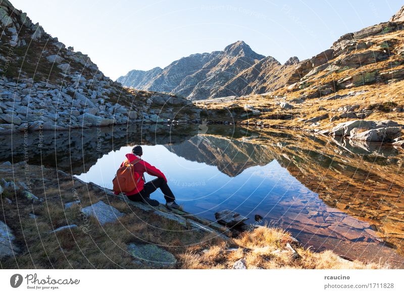 Männlicher Wanderer macht einen Rest, der als Nächstes ein Gebirgssee sitzt. Meditation Ferien & Urlaub & Reisen Tourismus Ausflug Abenteuer Expedition Sommer