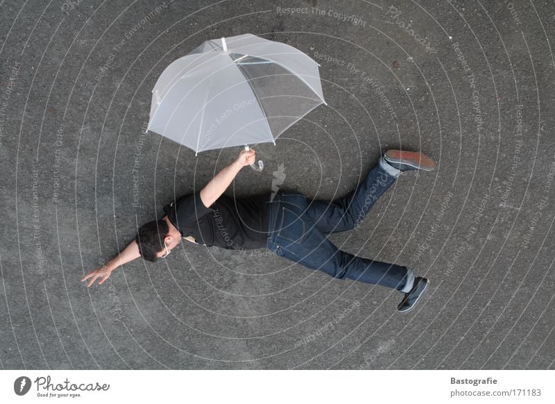 neue fluglinie Farbfoto Außenaufnahme Mensch maskulin 1 fliegen bedrohlich frei Gefühle Angst Todesangst gefährlich Luftverkehr Regenschirm Schirm fallen