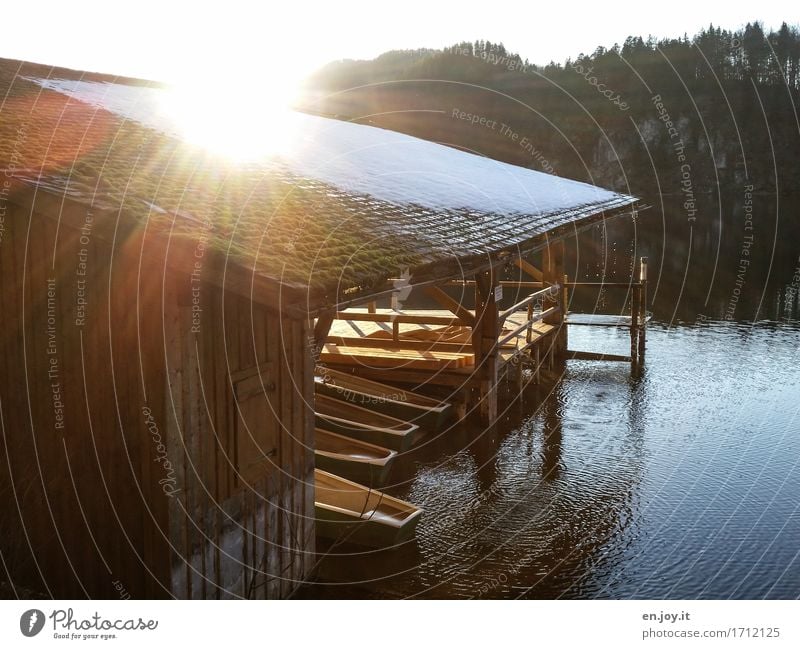 Restlicht Freizeit & Hobby Ferien & Urlaub & Reisen Tourismus Ausflug Sonne Sonnenaufgang Sonnenuntergang See Hütte Bootshaus Ruderboot leuchten Freundlichkeit