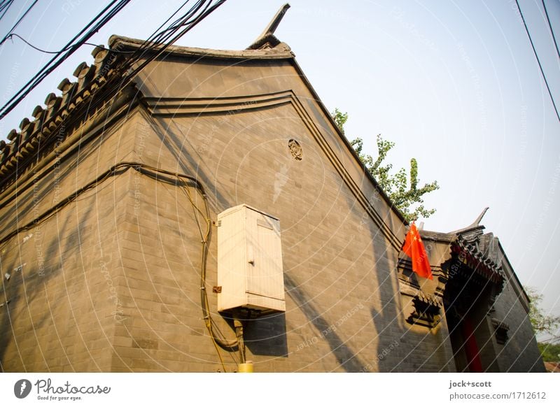 traditionel an der Ecke Stil Chinesische Architektur Wolkenloser Himmel Altstadt Haus Fassade Kabel Fahne Backstein authentisch exotisch Wärme Stimmung Stolz