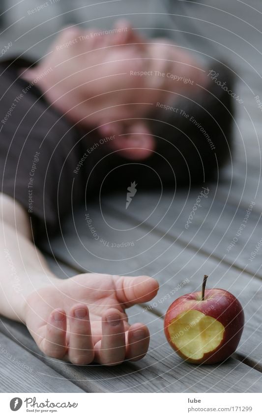 Schneewittchen Außenaufnahme Froschperspektive Essen Erholung ruhig Erntedankfest Verlierer Finger 1 Mensch Theaterschauspiel Bühne Erde Terrasse Holz fallen