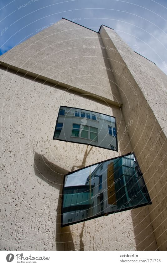 Spieglein, Spieglein Spiegel Reflektor Reflexion & Spiegelung Denken Haus hinterhaus Hinterhof Stadthaus Mieter Vermieter Wand Orientierung Sicherheit