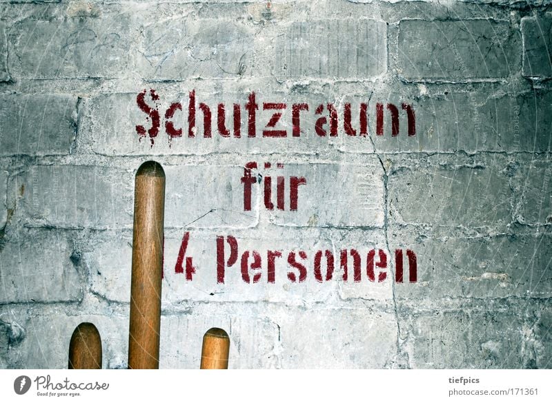 schutzraum für 4 personen Innenaufnahme Blitzlichtaufnahme Mauer Wand Schriftzeichen warten weiß Schutz Reinlichkeit Sauberkeit Rache Angst Einsamkeit