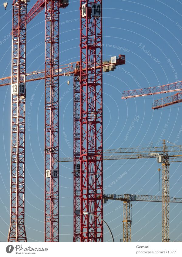 Bauwahn Farbfoto Außenaufnahme Tag Sonnenlicht Weitwinkel Blick nach vorn Arbeit & Erwerbstätigkeit Handwerker Bauarbeiter Kranfahrer Baustelle Baukran Himmel