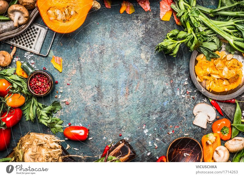 Herbstgemüse Zubereiten und Kochen Lebensmittel Gemüse Ernährung Bioprodukte Vegetarische Ernährung Diät Geschirr Stil Design Gesunde Ernährung Häusliches Leben