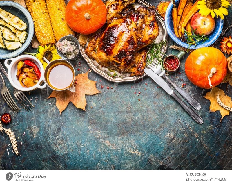 Gebackenes Hähnchen mit Sauce und Herbst Gemüse Lebensmittel Fleisch Ernährung Mittagessen Abendessen Festessen Bioprodukte Geschirr Stil Design