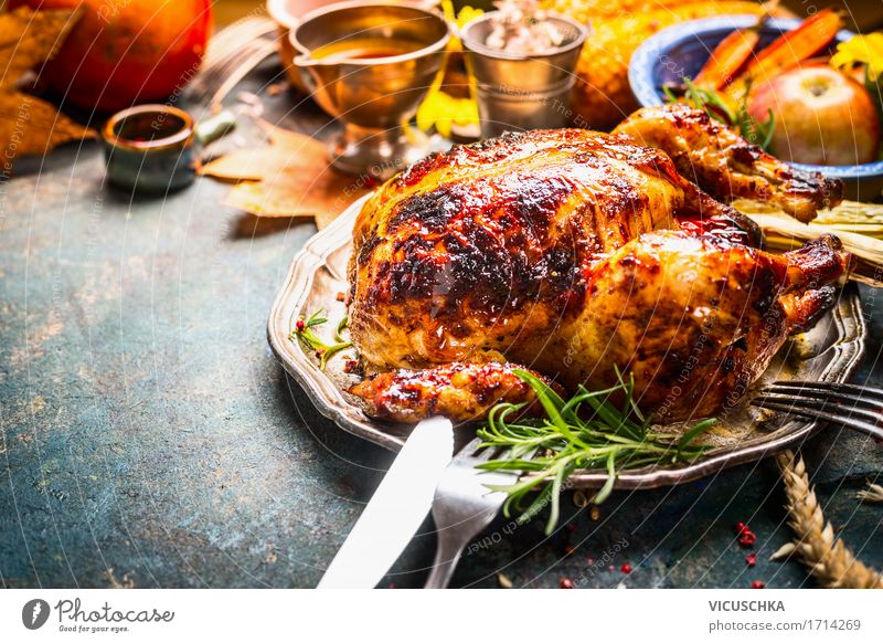 Ganzes Backhähnchen auf dem Esstisch Lebensmittel Fleisch Ernährung Mittagessen Abendessen Festessen Slowfood Geschirr Besteck Stil Design Häusliches Leben