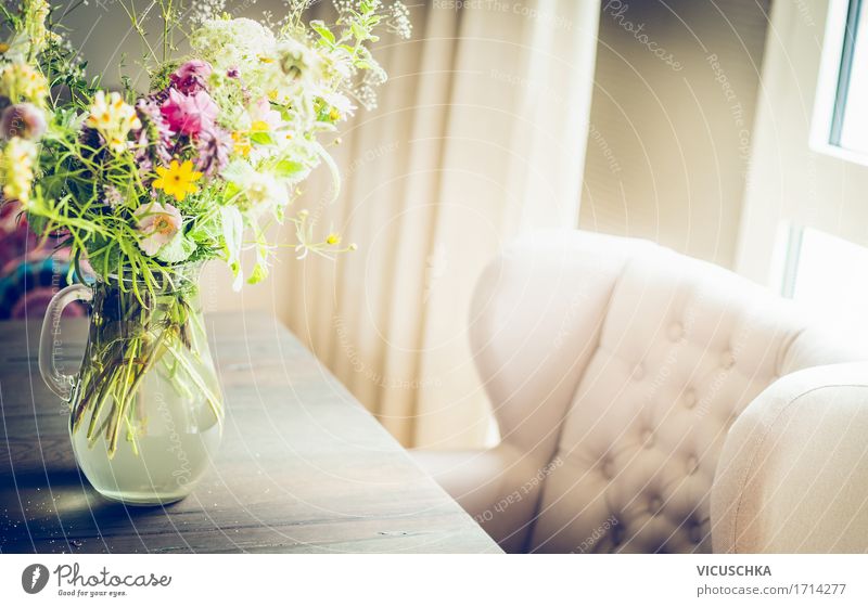 Glasvase mit wilden Feldblumen auf dem Tisch am Fenster Lifestyle Reichtum elegant Stil Design Leben Häusliches Leben Wohnung Haus Traumhaus Innenarchitektur