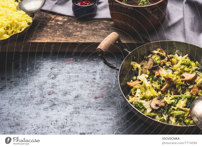 Geschmorte Wirsingkohlkohl mit Pilzen Lebensmittel Gemüse Ernährung Mittagessen Abendessen Festessen Bioprodukte Vegetarische Ernährung Diät Geschirr Topf Stil