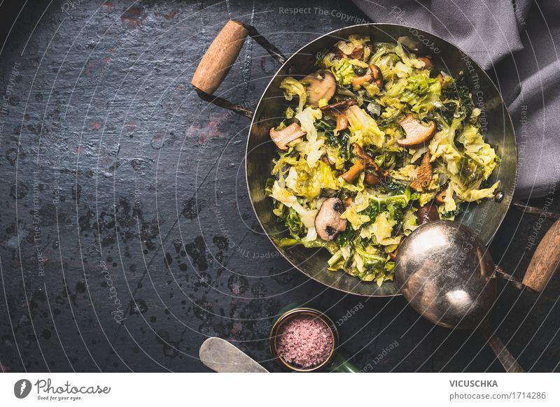 Köstlich geschmorter Kohl mit Pilzen im Kochtopf Lebensmittel Gemüse Kräuter & Gewürze Ernährung Mittagessen Abendessen Büffet Brunch Festessen Bioprodukte