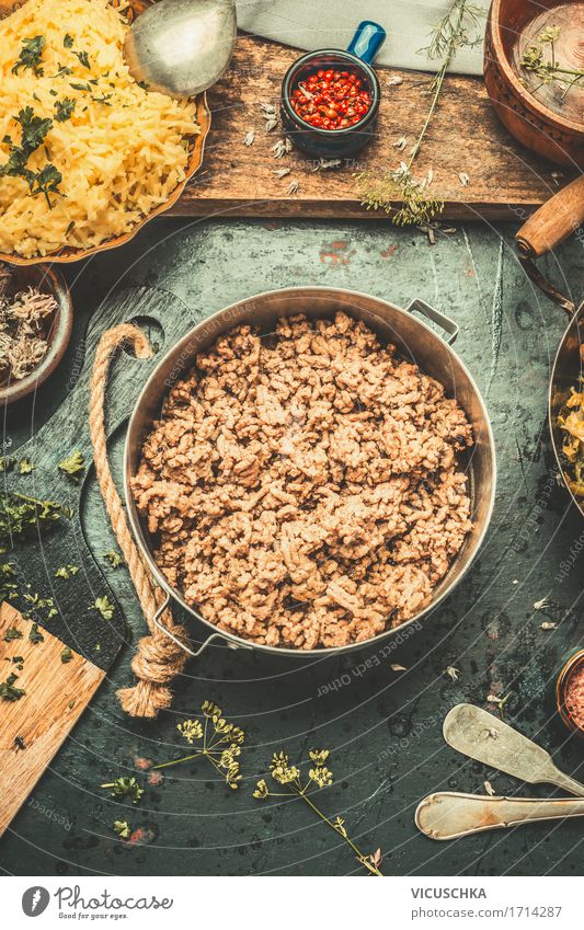 Kochen mit Hackfleisch Lebensmittel Fleisch Getreide Kräuter & Gewürze Öl Ernährung Abendessen Büffet Brunch Festessen Bioprodukte Geschirr Topf Stil Design