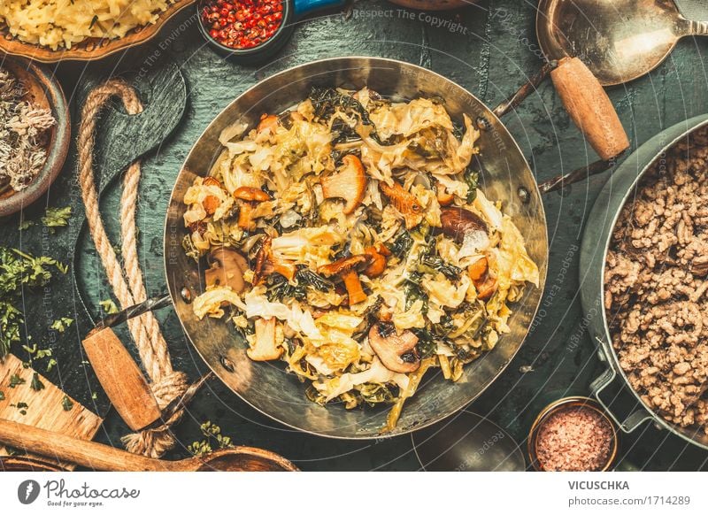 Gedämpfter Kohl, Pilze und Topf mit Hackfleisch Lebensmittel Fleisch Gemüse Kräuter & Gewürze Öl Ernährung Mittagessen Abendessen Büffet Brunch Bioprodukte Diät