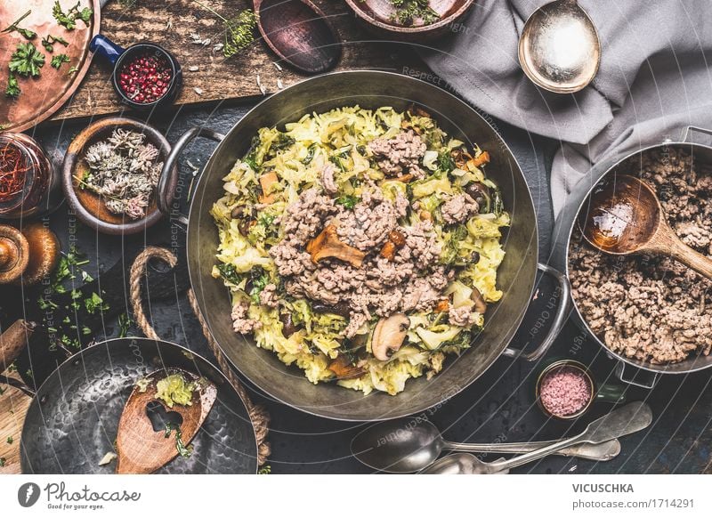 Topf mit mit Reis, Kohl und Hackfleisch Lebensmittel Fleisch Gemüse Getreide Kräuter & Gewürze Öl Ernährung Mittagessen Abendessen Büffet Brunch Festessen