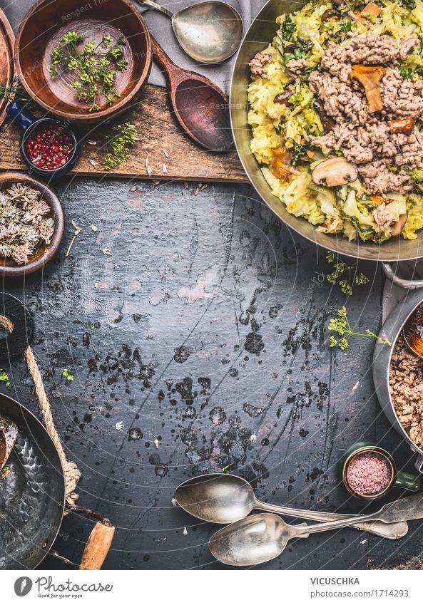 Casserole mit Reis , Kohl, Hackfleisch und Pilzen Lebensmittel Fleisch Gemüse Kräuter & Gewürze Öl Ernährung Mittagessen Abendessen Festessen Bioprodukte